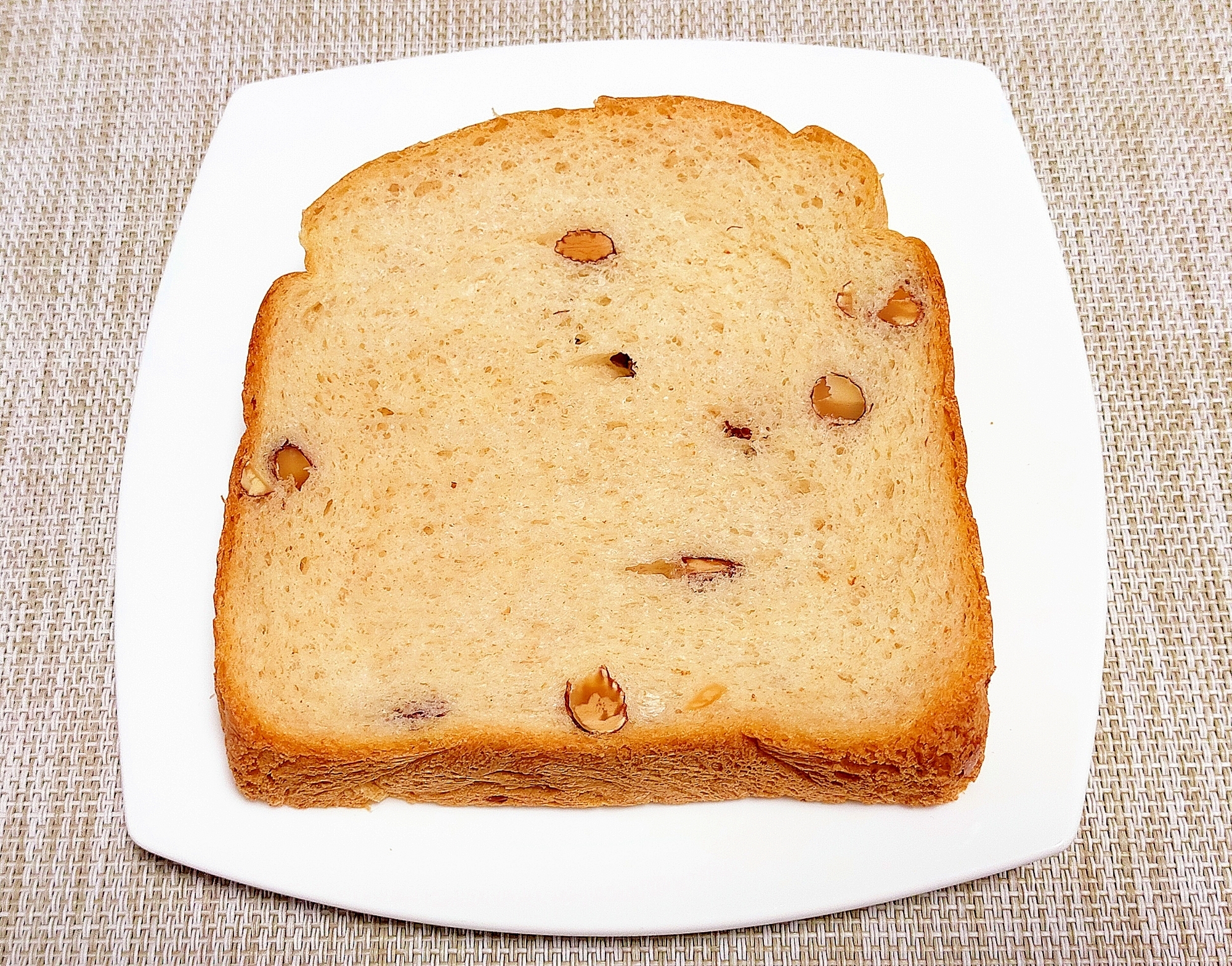 HBで☆ゴロゴロアーモンド食パン