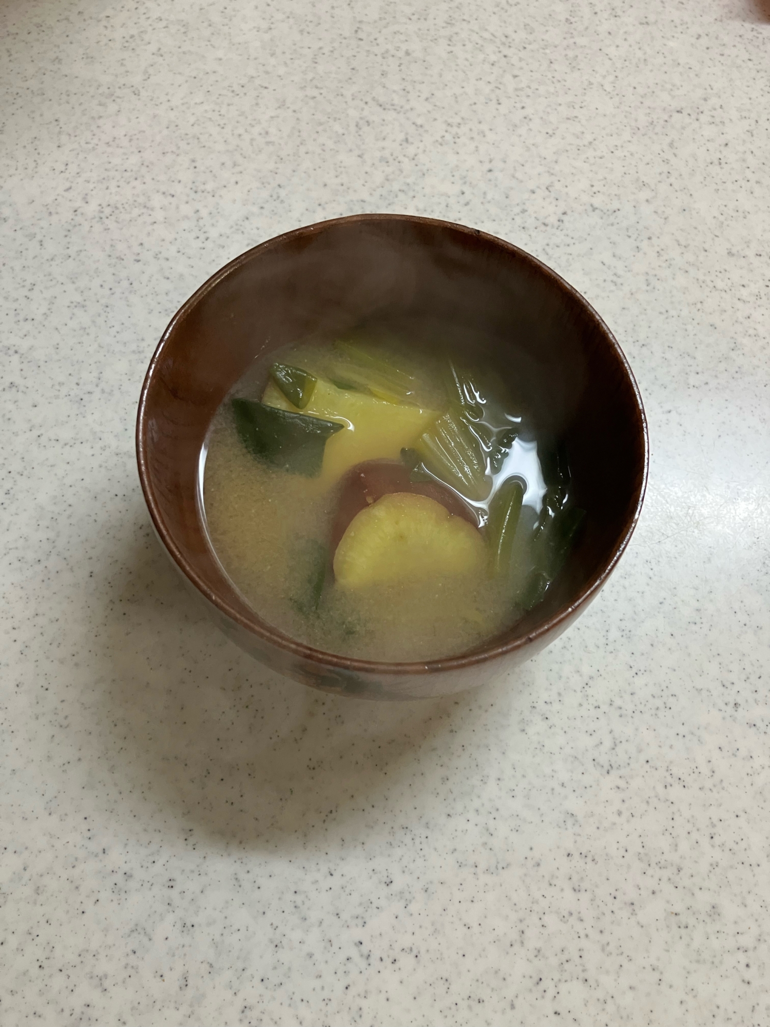 さつまいもとほうれん草の味噌汁