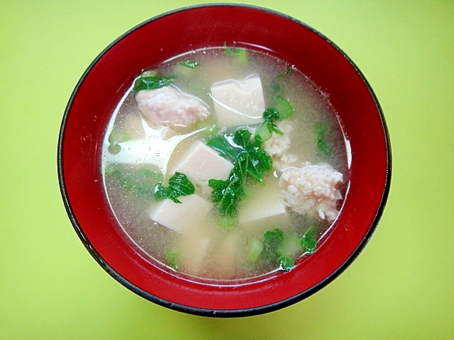 豆腐と鶏ひき肉大根の葉の味噌汁