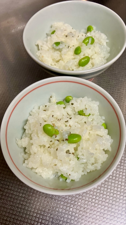 こんばんはキンプリンさん♪
枝豆とだし入りで美味しいバターライスですね✨
素敵レシピごちそうさまでした(ᵔᴥᵔ)