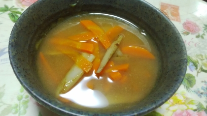 にんじんとごぼうの味噌汁