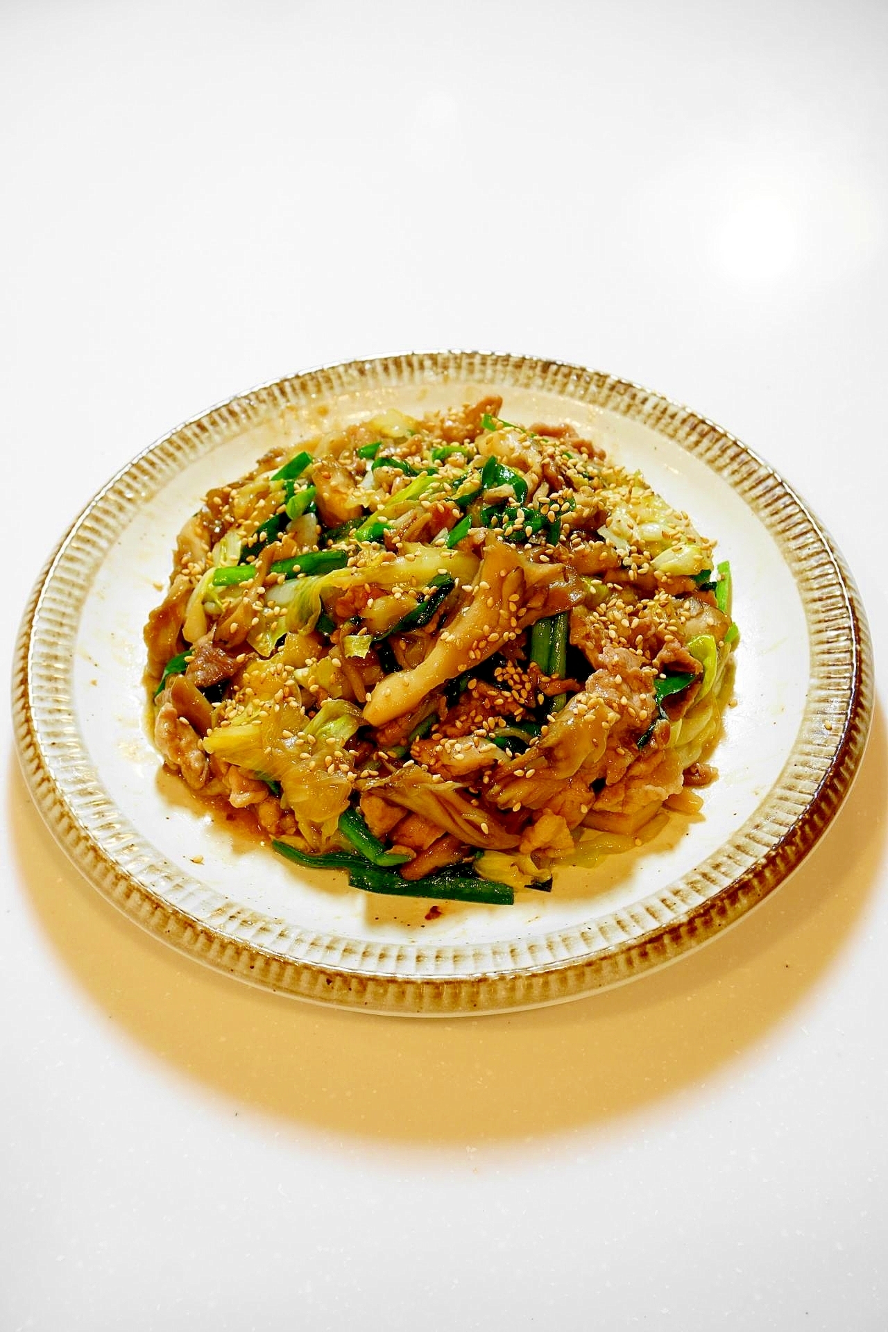 栄養満点!豚肉とニラとキャベツとネギと舞茸の炒め物