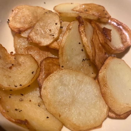 茹でてから作る厚切りポテトチップス（フライドポテト