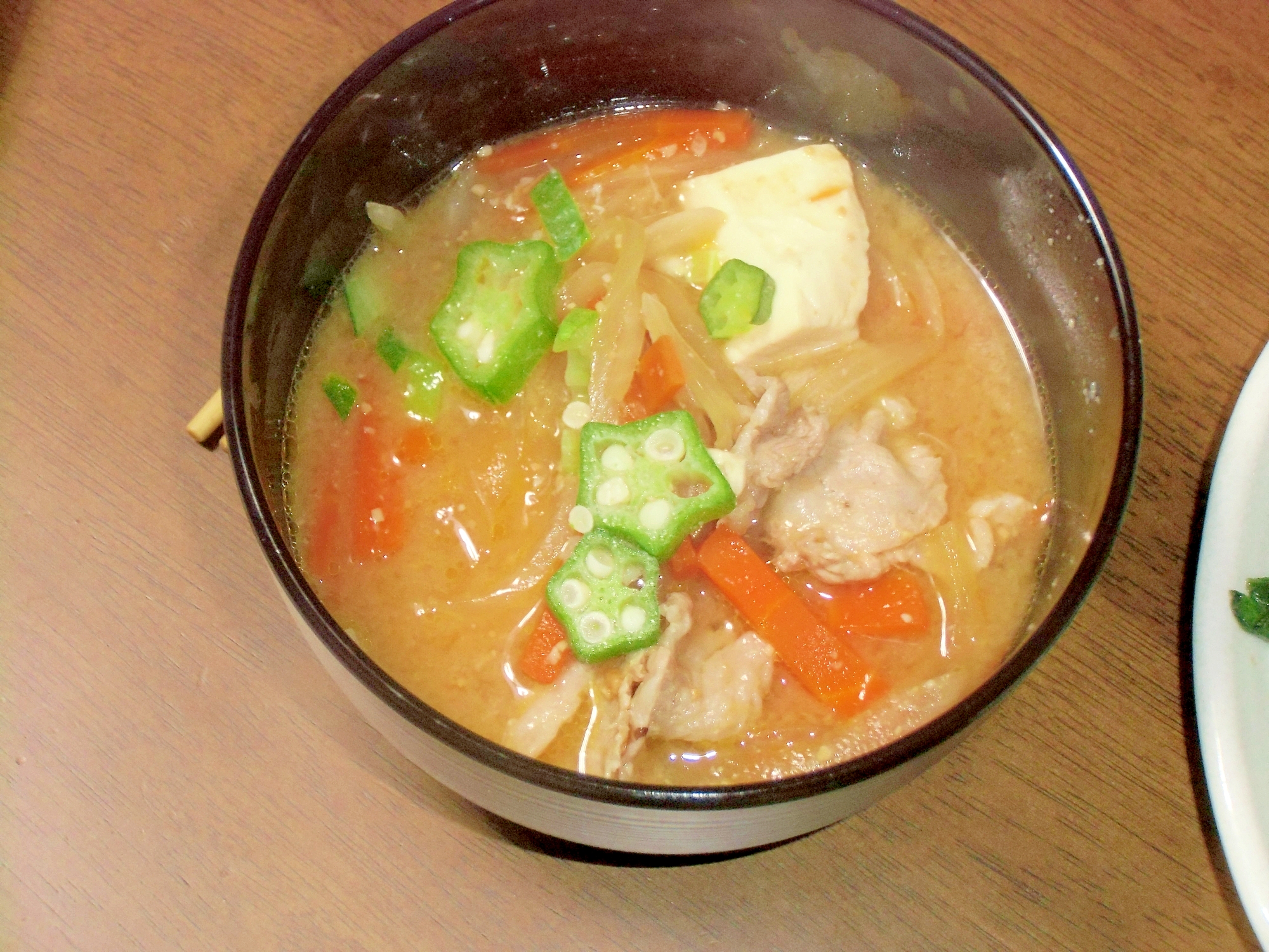 オクラと豆腐のカレー味噌マヨスープ