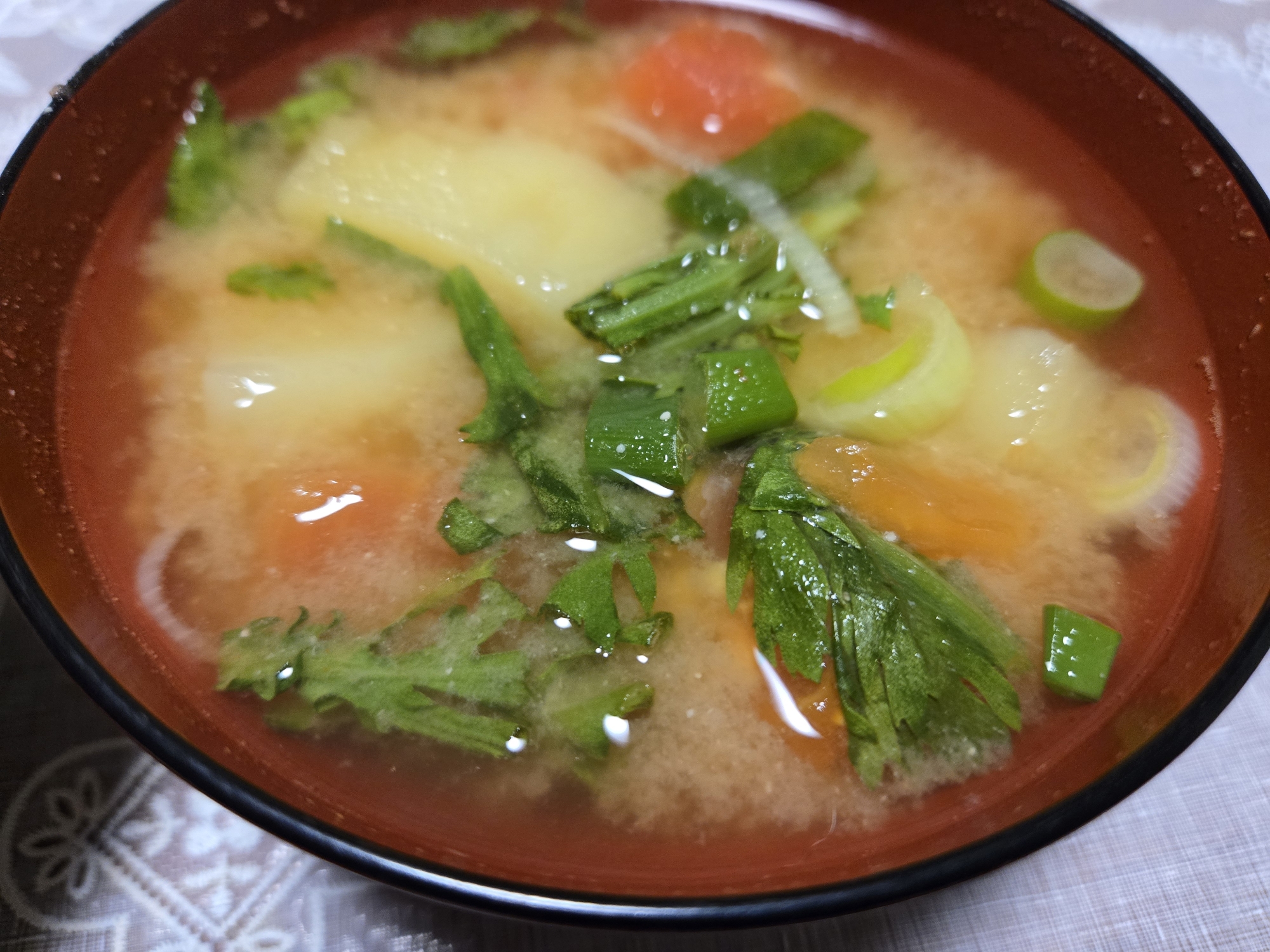 春菊とトマトとじゃがいものお味噌汁