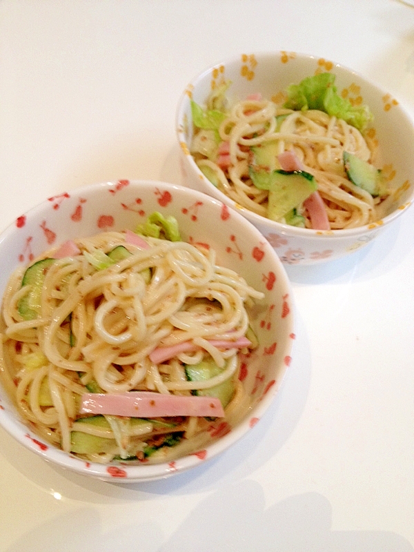 ごまドレッシングで食べるサラダパスタ