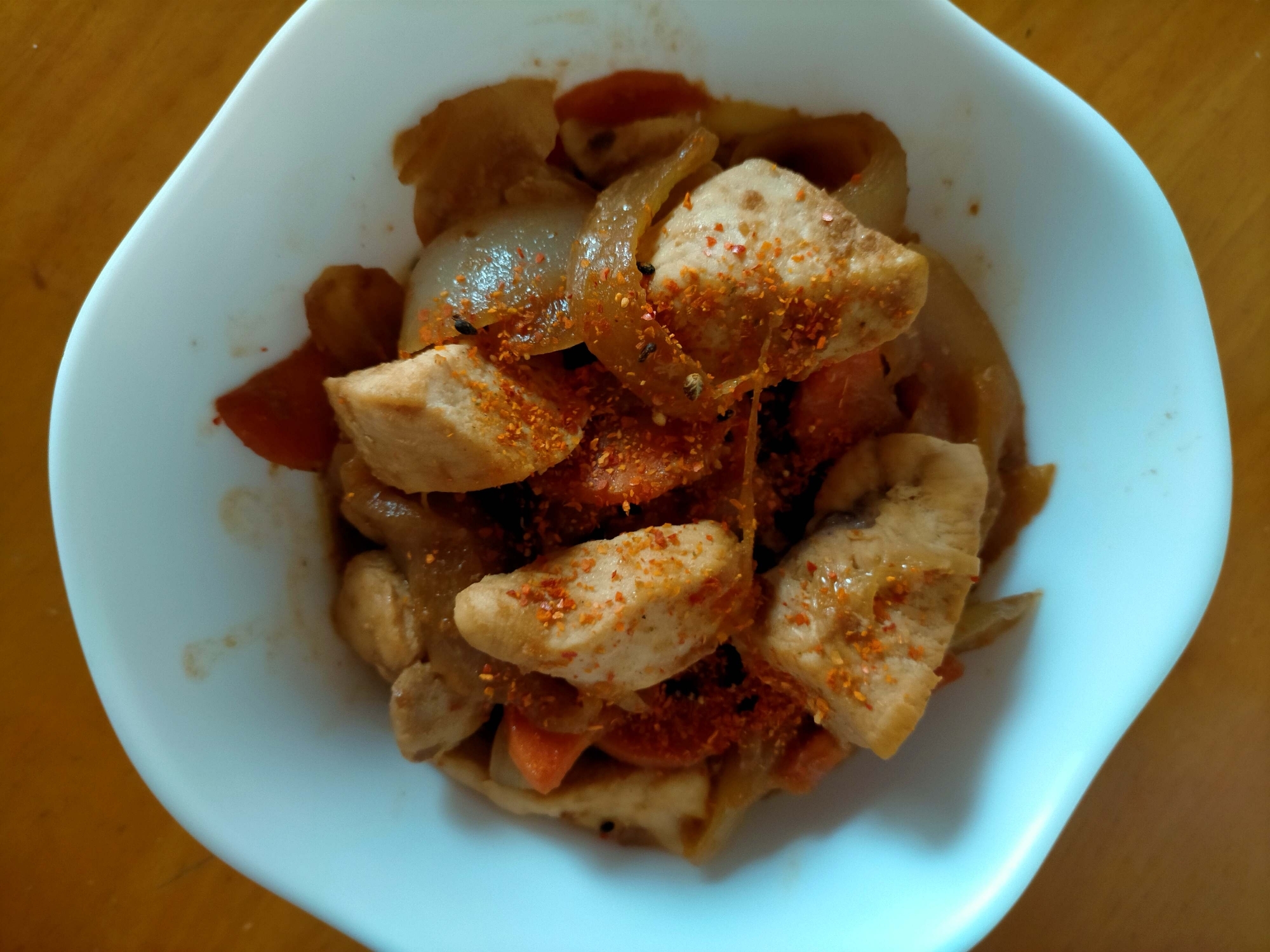 鶏肉と玉ねぎと人参のピリ辛赤味噌炒め煮