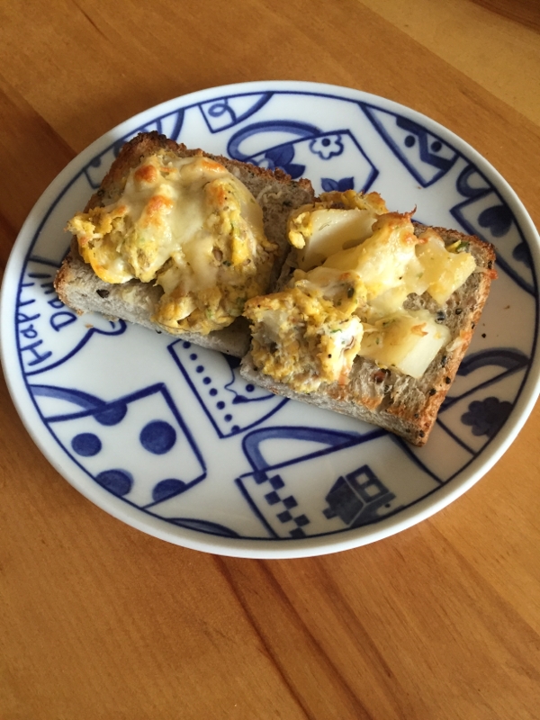 じゃがいもと青のりの卵炒めのチーズトースト