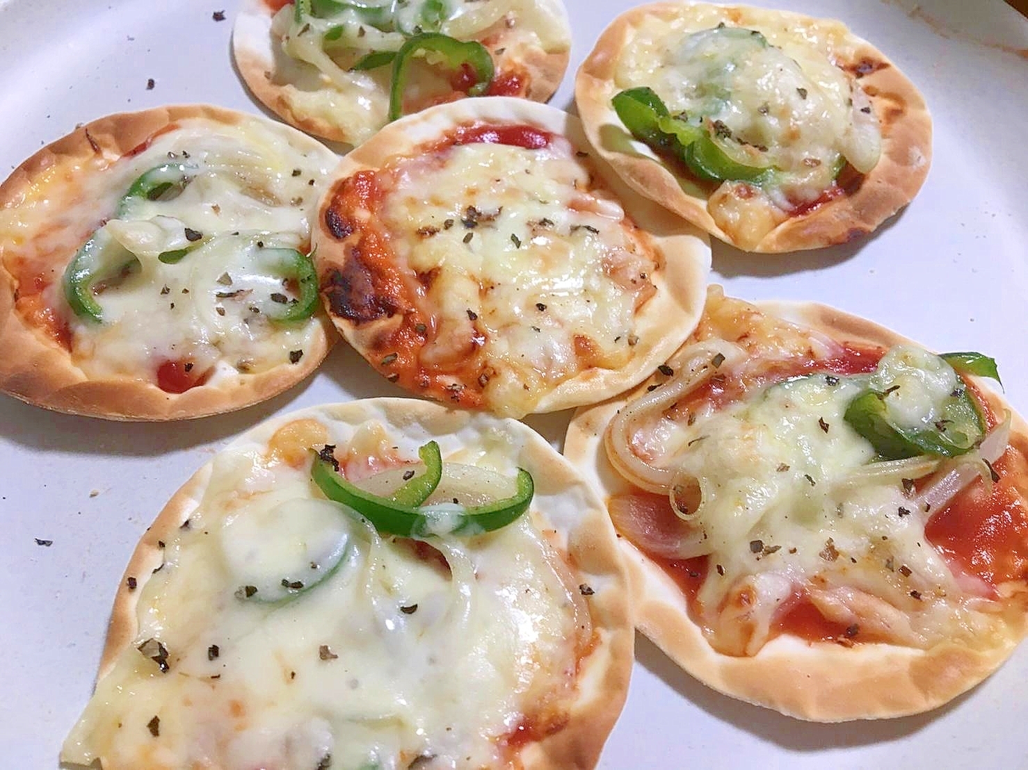 ホームパーティやお誕生日会に 餃子の皮でミニピザ レシピ 作り方 By Tamagoのごはん 楽天レシピ ホームパーティやお誕生日会に 餃子の皮でミニピザ レシピ 作り方 By Tamagoのごはん 楽天レシピ