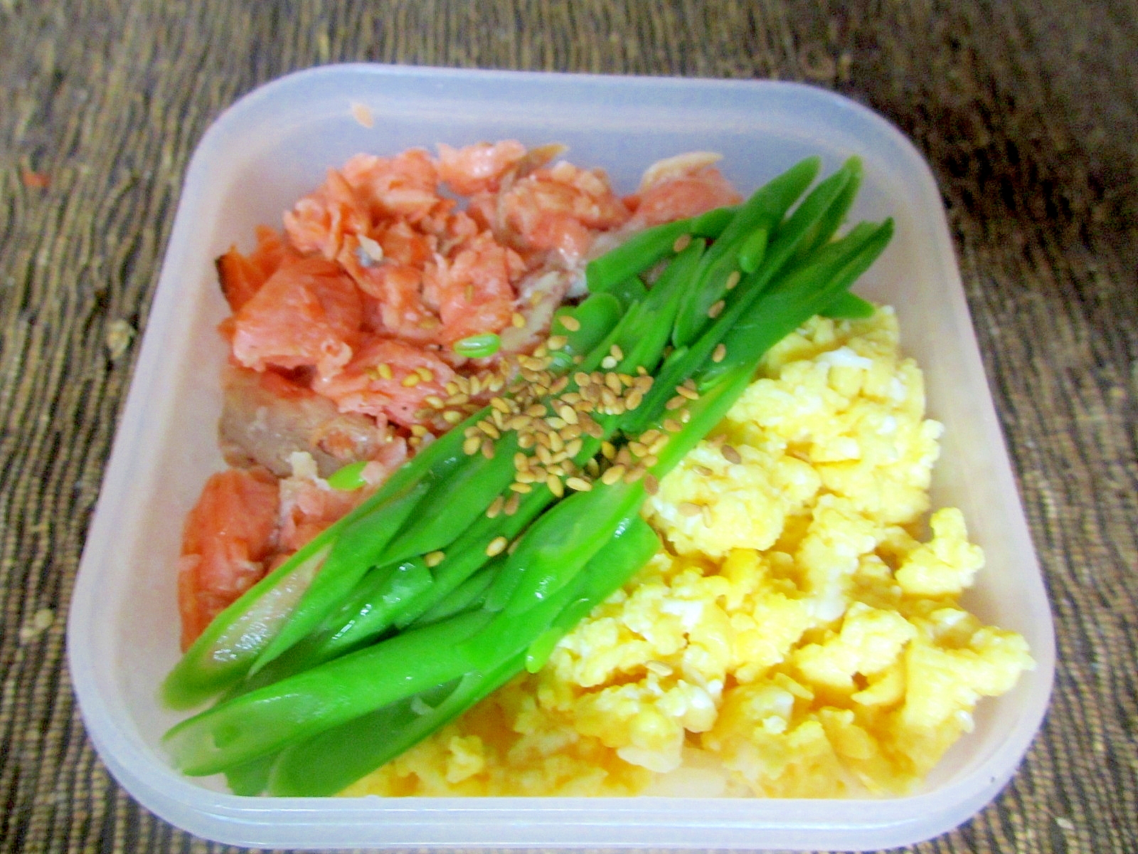 鮭とマヨいり卵の三色丼