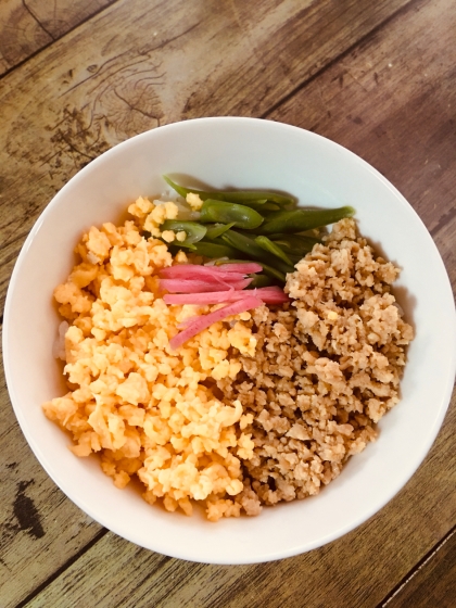 ♡挽肉と卵と絹さやで鮮やか♪お弁当にも簡単三食丼♡