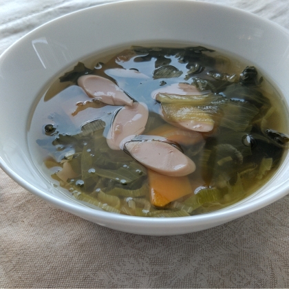 魚肉ソーセージとレタスのコンソメスープ