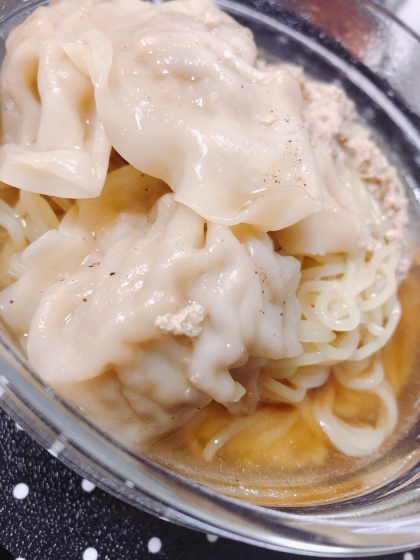 冷しゃぶを作ったあとの残った汁がもったいないなーと思い、こちらのレシピを参考にラーメンをつくりました！とてもシンプルなので餃子によく合いました！