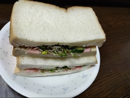 こんばんは。お昼に。きゅうりとハムのサンドイッチ美味しくできました。レシピ有難うございました。