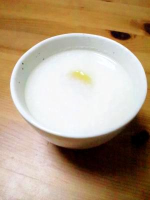 白いカップに入った甘酒ジンジャー