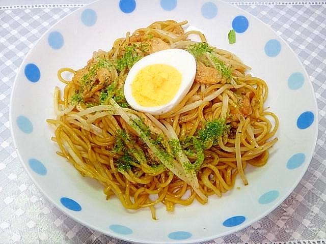 ゆで卵を乗せて♡もやしソース焼きそば