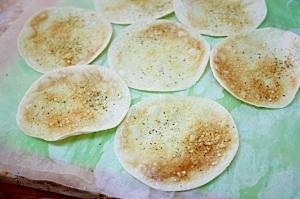 餃子の皮＆レンジで簡単☆チーズ風味のクラッカー