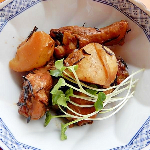 醤油を使わない+ひじき❤手羽元&ジャガ芋の煮物♪