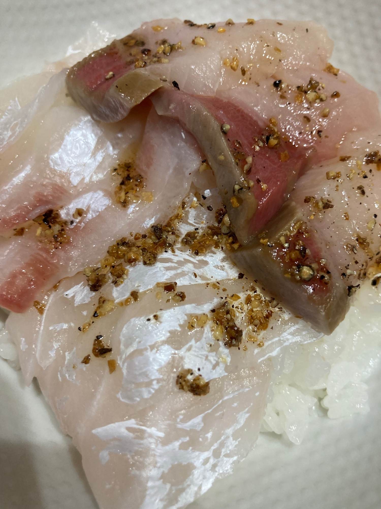 塩で味わうブリと鯛の海鮮丼