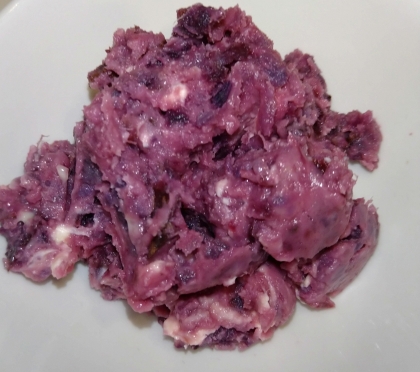 たまたま紫芋の焼き芋を多めに頂いたので、サラダにしてみました。サツマイモよりカボチャに近い味わいで美味しかったです。
