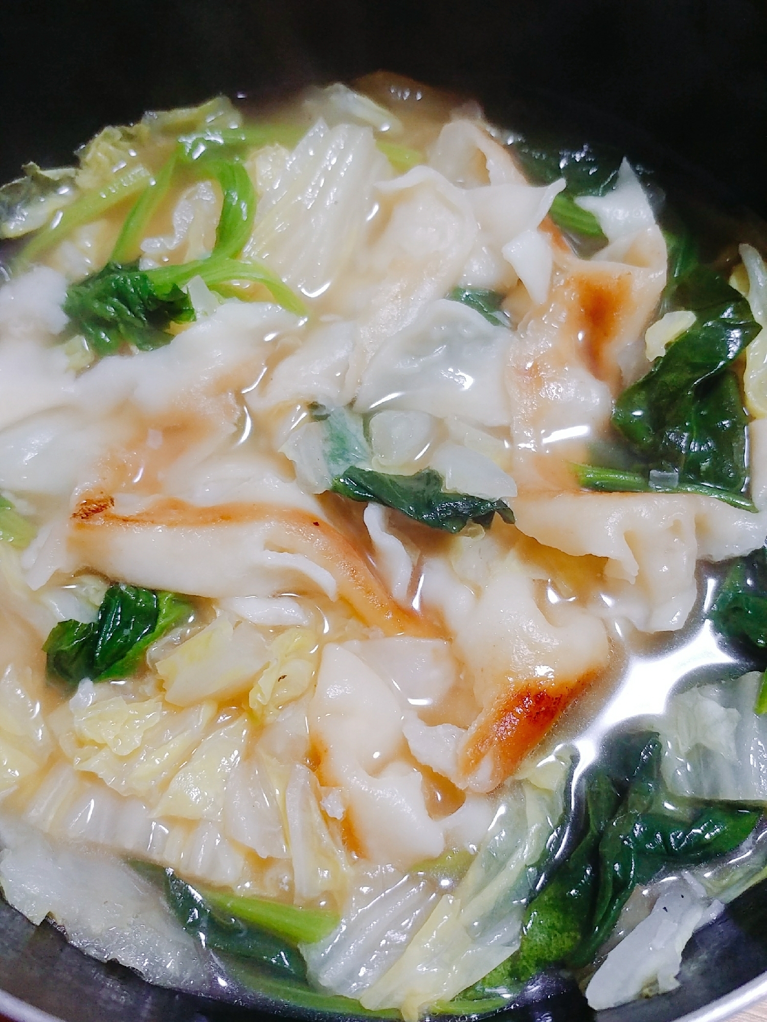 白菜とほうれん草の焼き餃子スープ