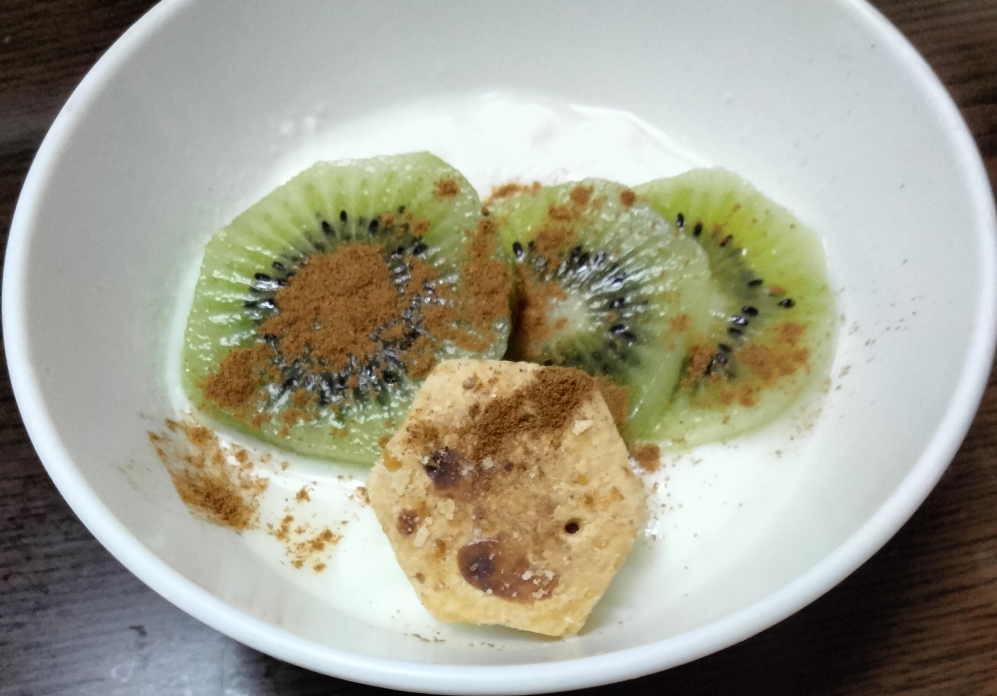 今日のヨーグルト♡キウイ&パイ菓子