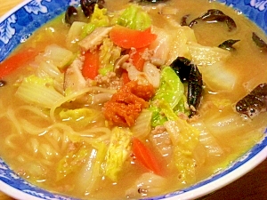 【塩麹とピーナツクリームで白菜が旨い】味噌ラーメン