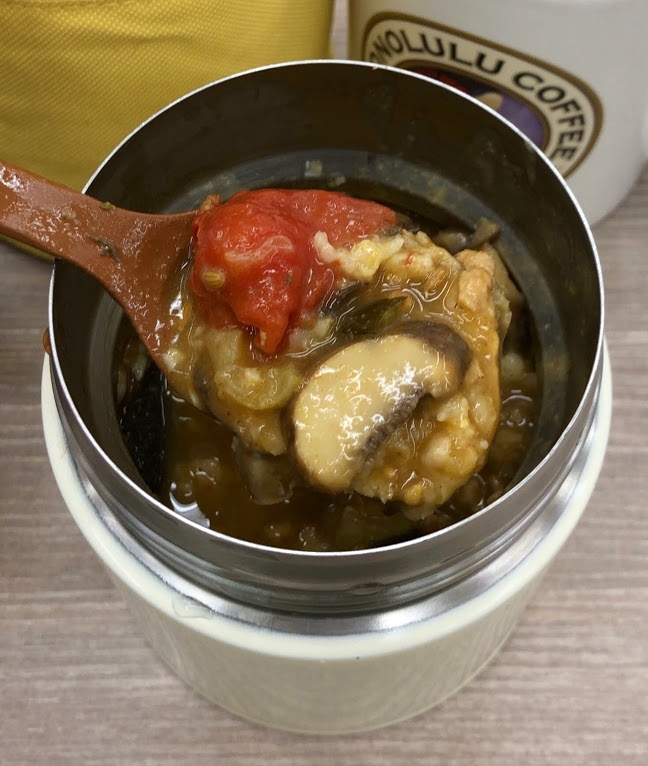 白いスープジャーに入ったカレースープのオートミール