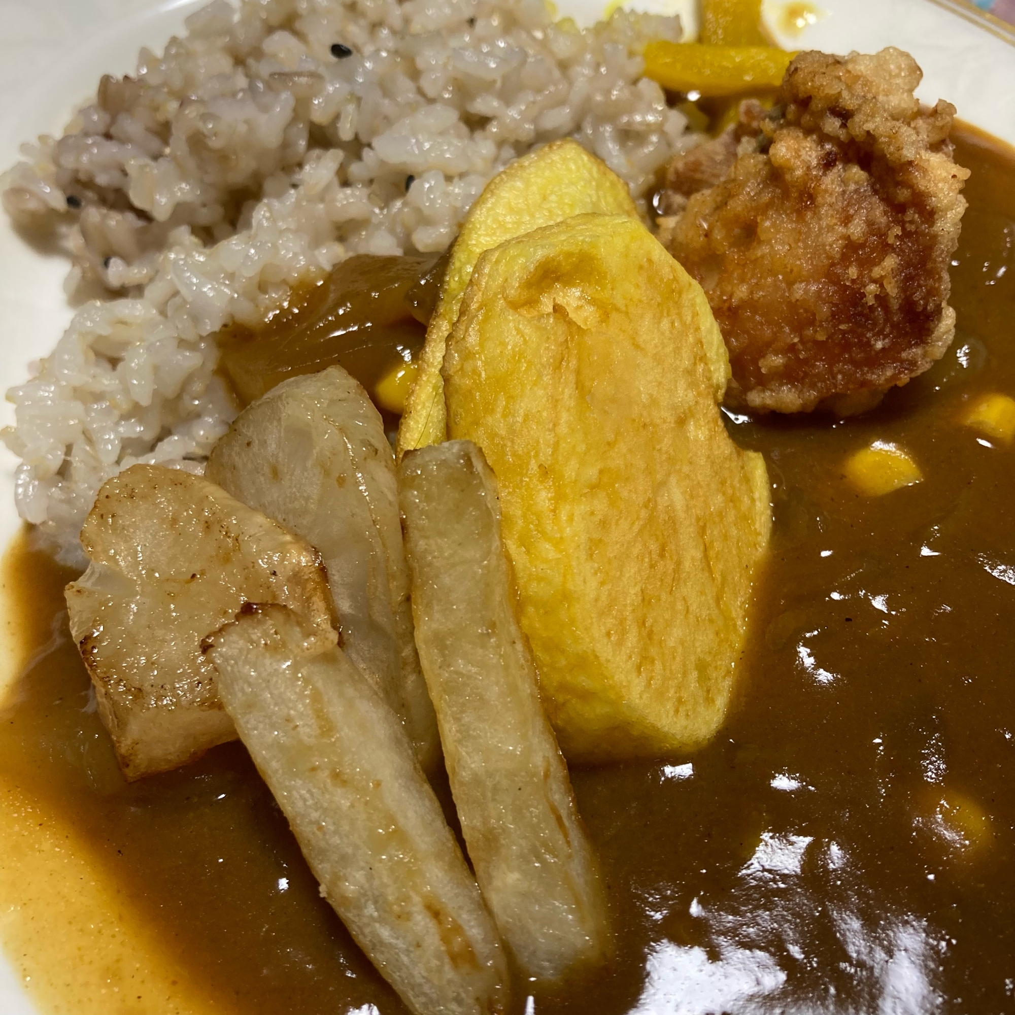 残りの《2日目のカレー。唐揚げと揚げ野菜》