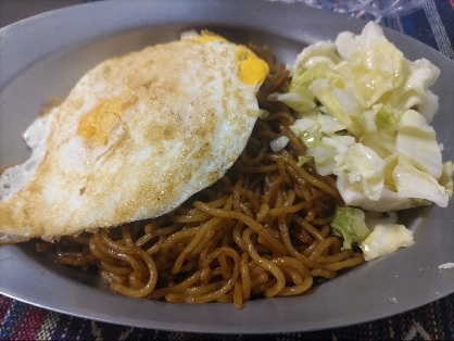 きゃべつだけの焼きそば　目玉焼き乗せ