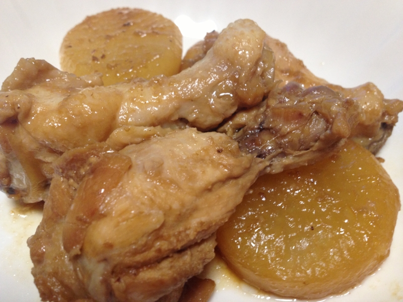 白いお皿に盛り付けられた鶏手羽元と大根の梅ジャム煮