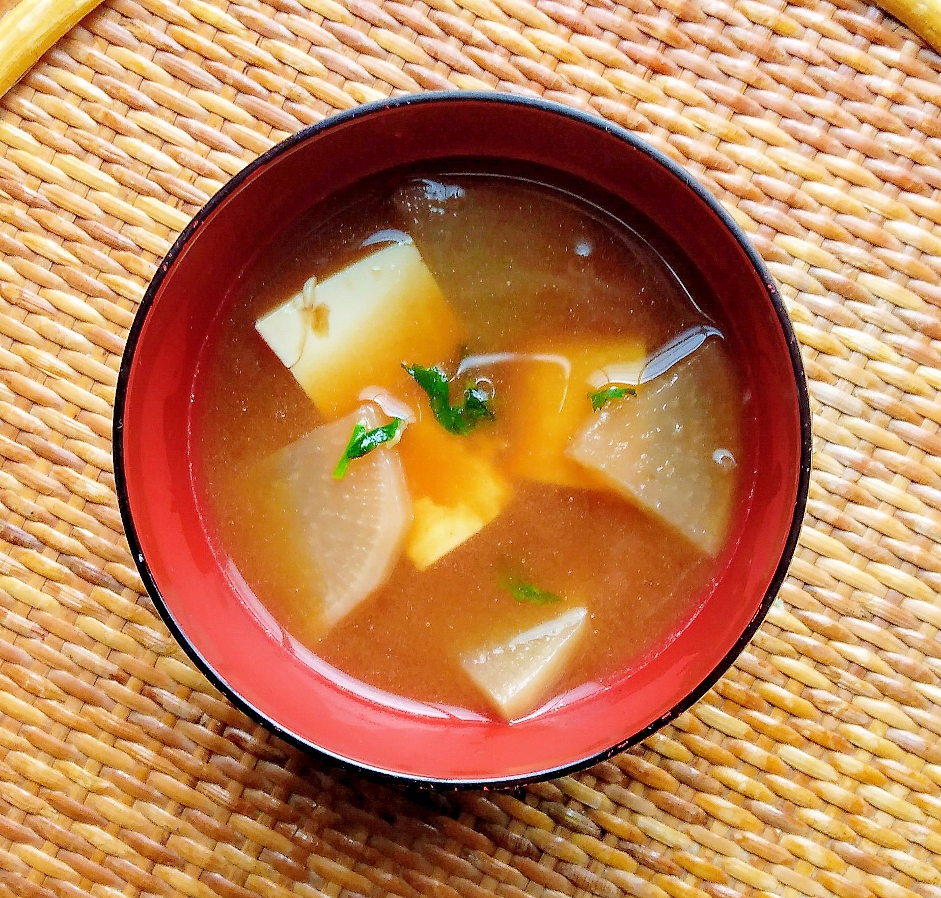 豆腐と大根の赤だし味噌汁