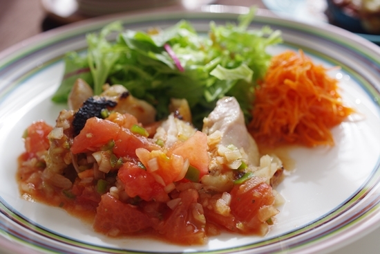 皿に盛られた、チキングリルのサルサソース添え