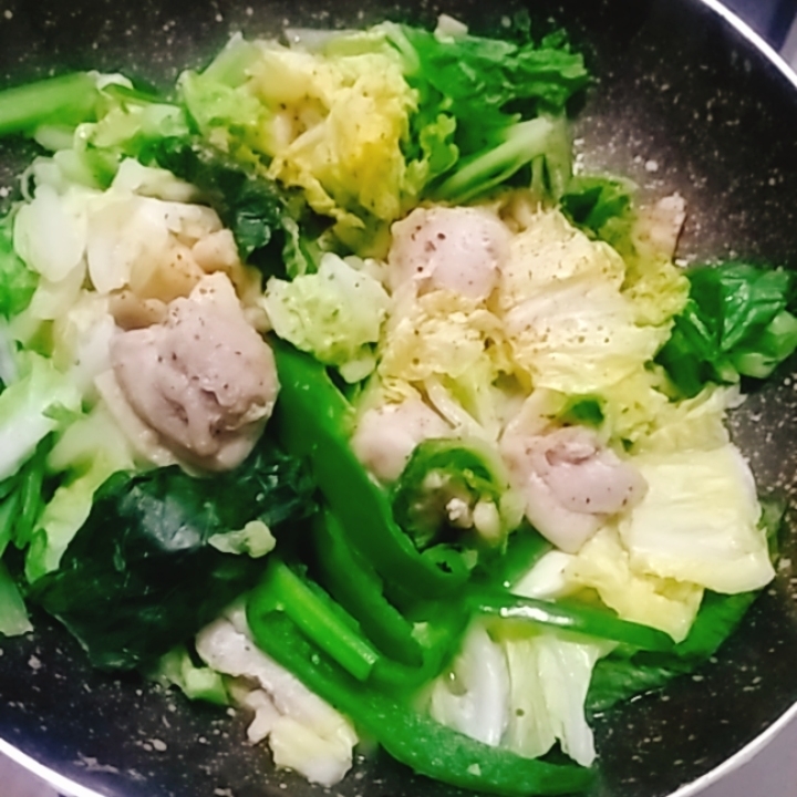 鶏肉の塩麹漬け　小松菜　白菜　ピーマンの炒め物