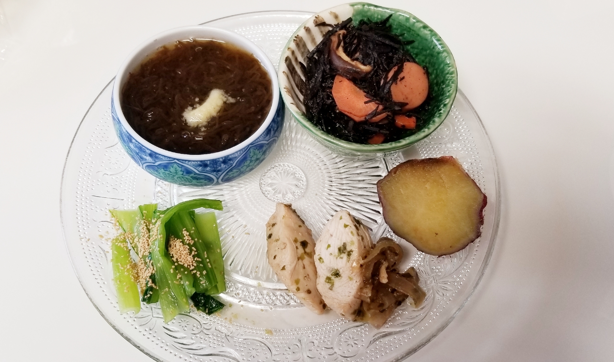 ひじき、鶏、もずく、さつま芋、小松菜の和風プレート
