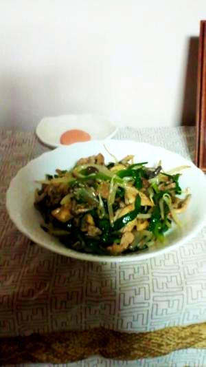 きのこともやしとニラを入れたヘルシースタミナ料理　