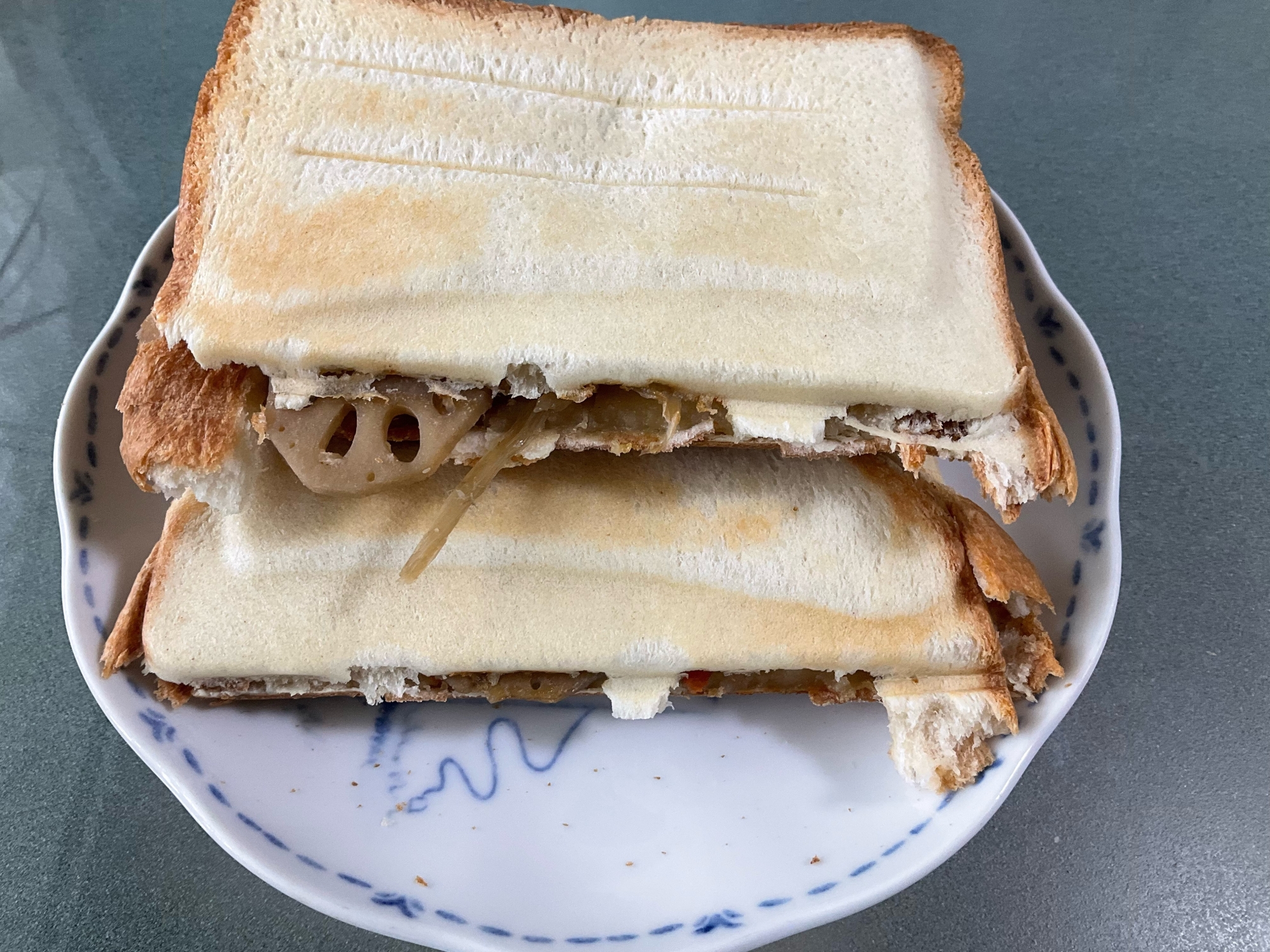 食パンできんぴらホットサンド