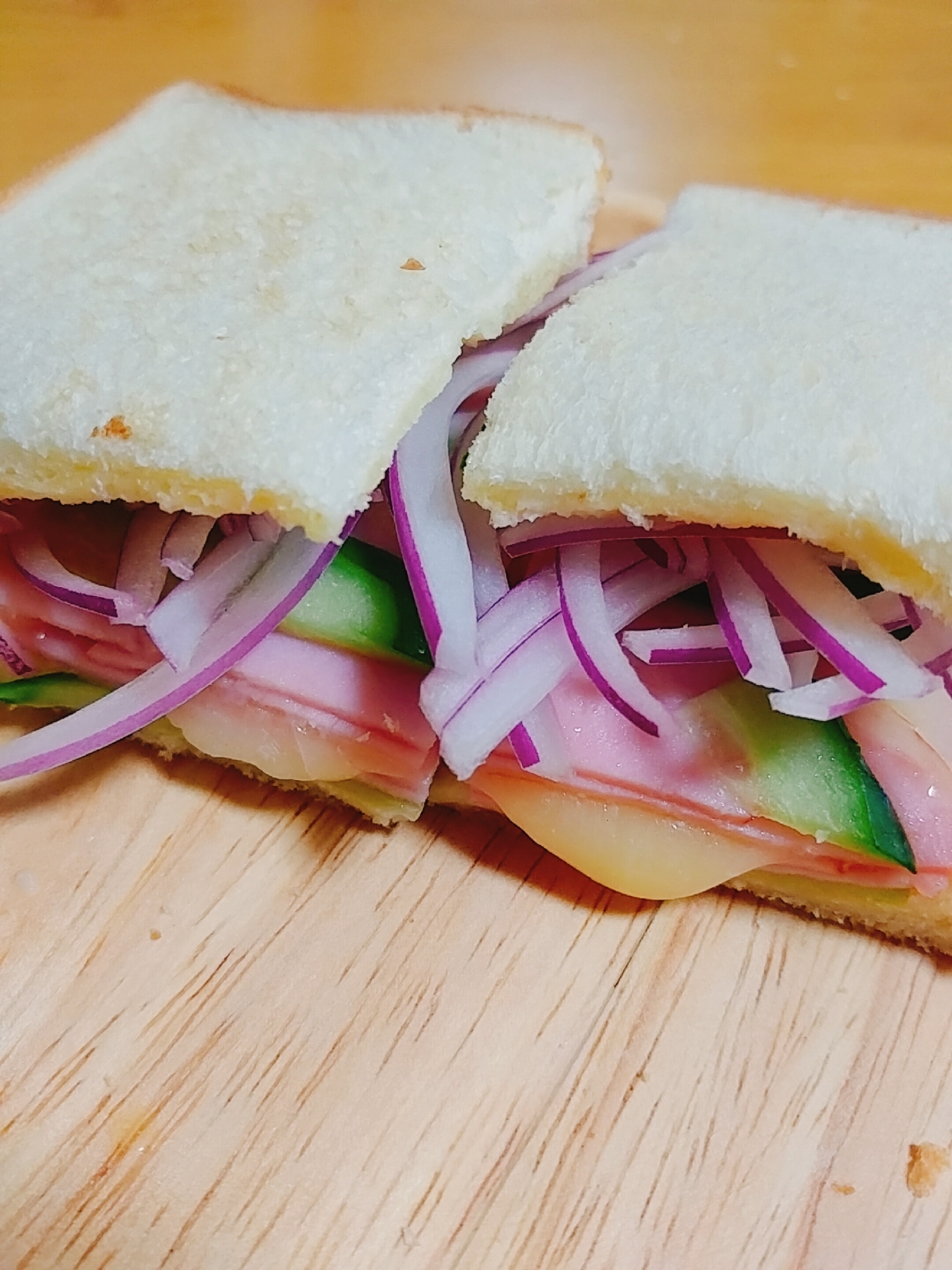 ハム　きゅうり　チーズ　赤玉葱のサンドイッチ