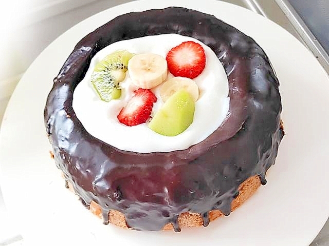 フルーツで太巻きの断面風?エンゼルチョコケーキ♪