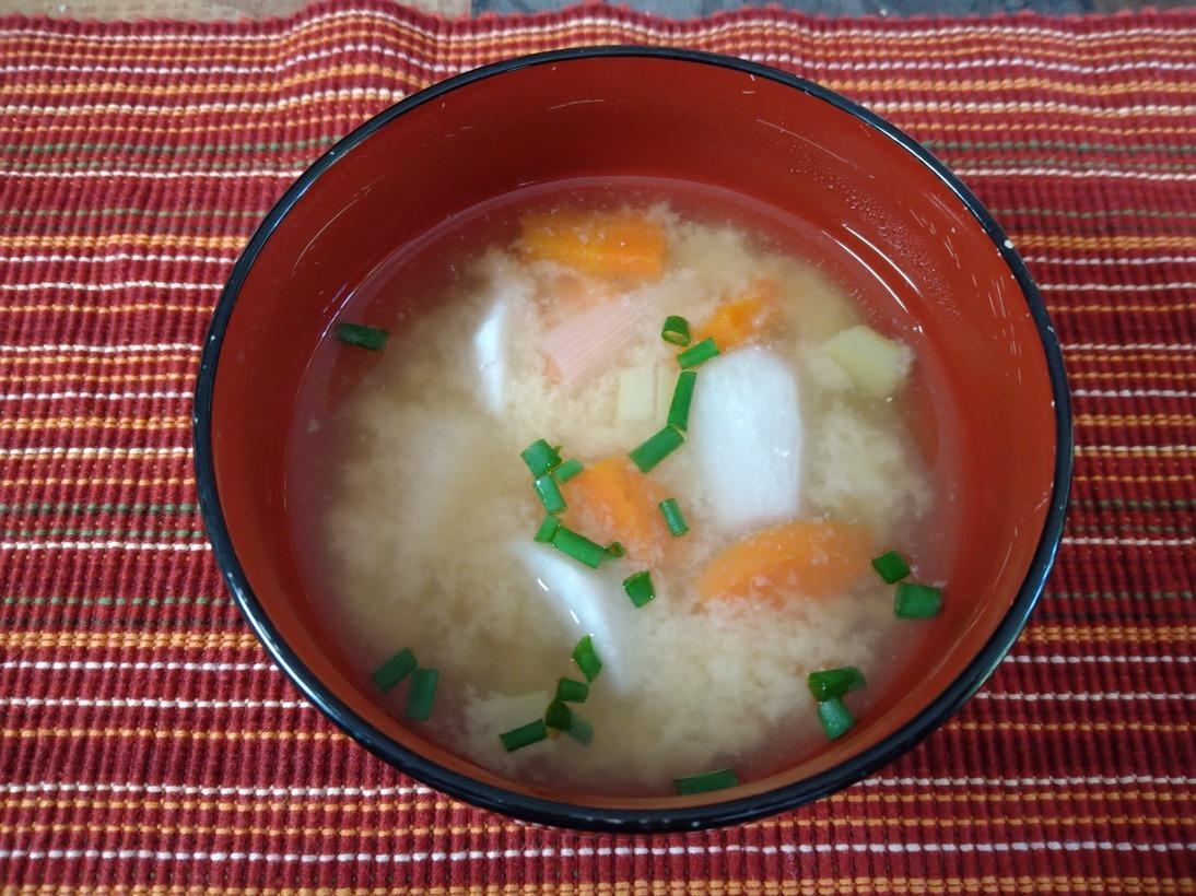 里芋と人参の根菜味噌汁