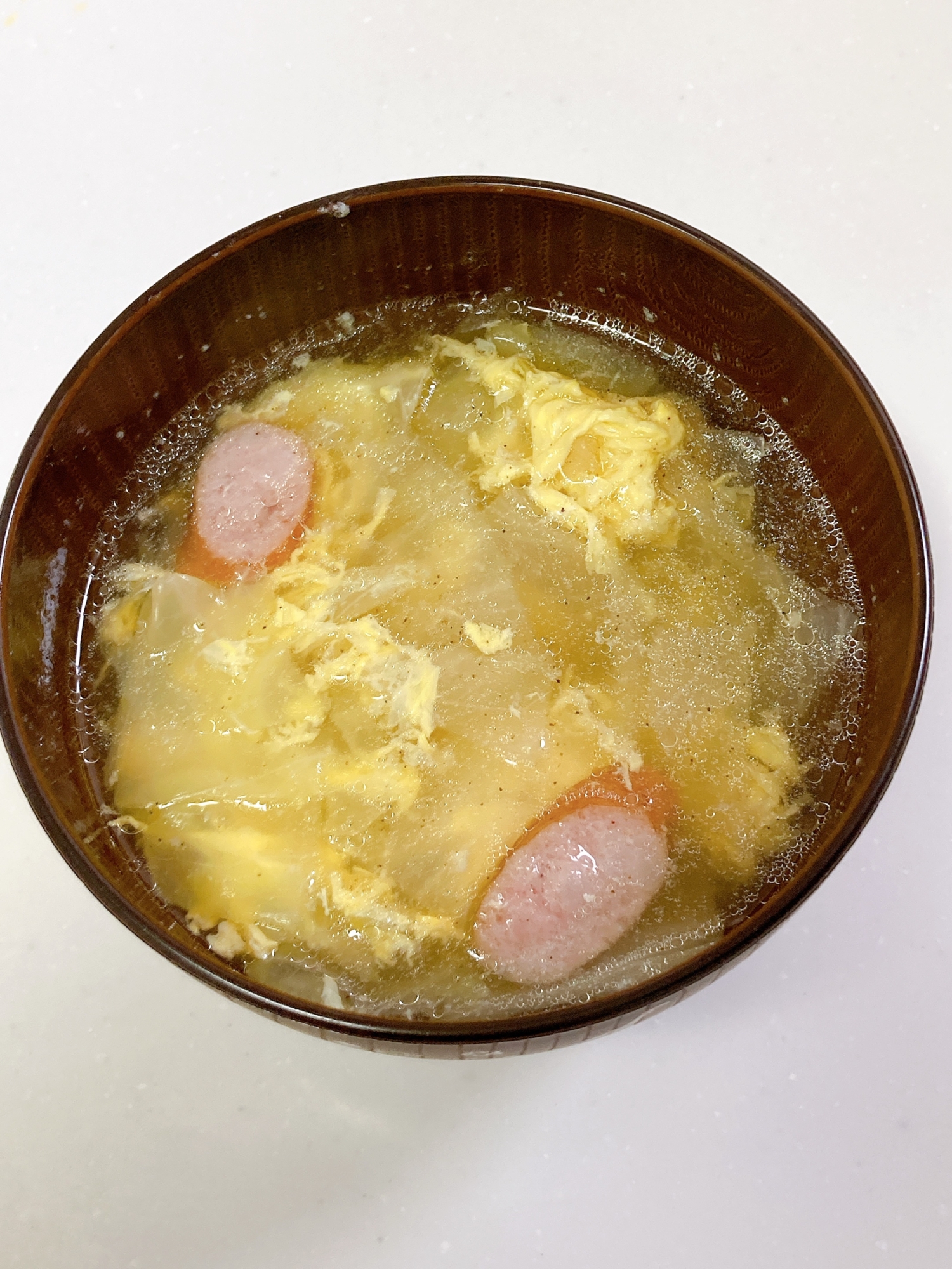 キャベツと卵とウインナーのコンソメスープ