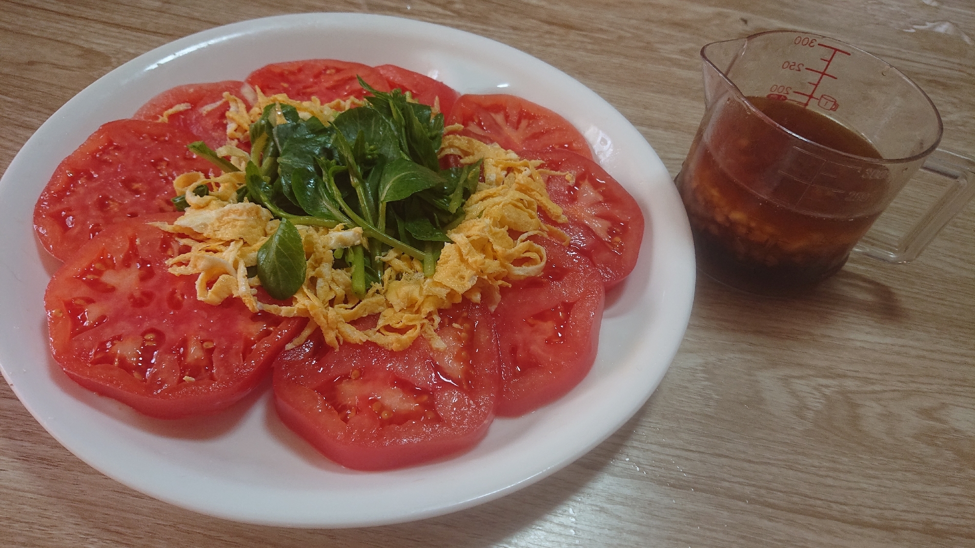 玉ねぎドレッシングでトマトとアスパラ菜と卵のサラダ