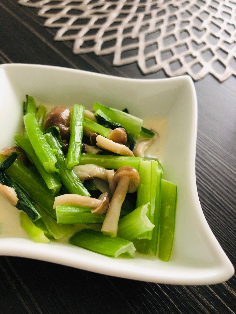 レンジで☆小松菜としめじの味噌マヨ醤油和え