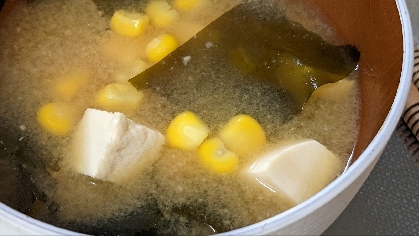 豆腐とコーンわかめ味噌汁