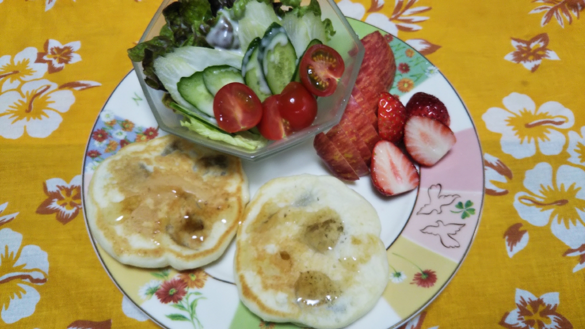 バナナパンケーキとサラダとフルーツの昼食☆