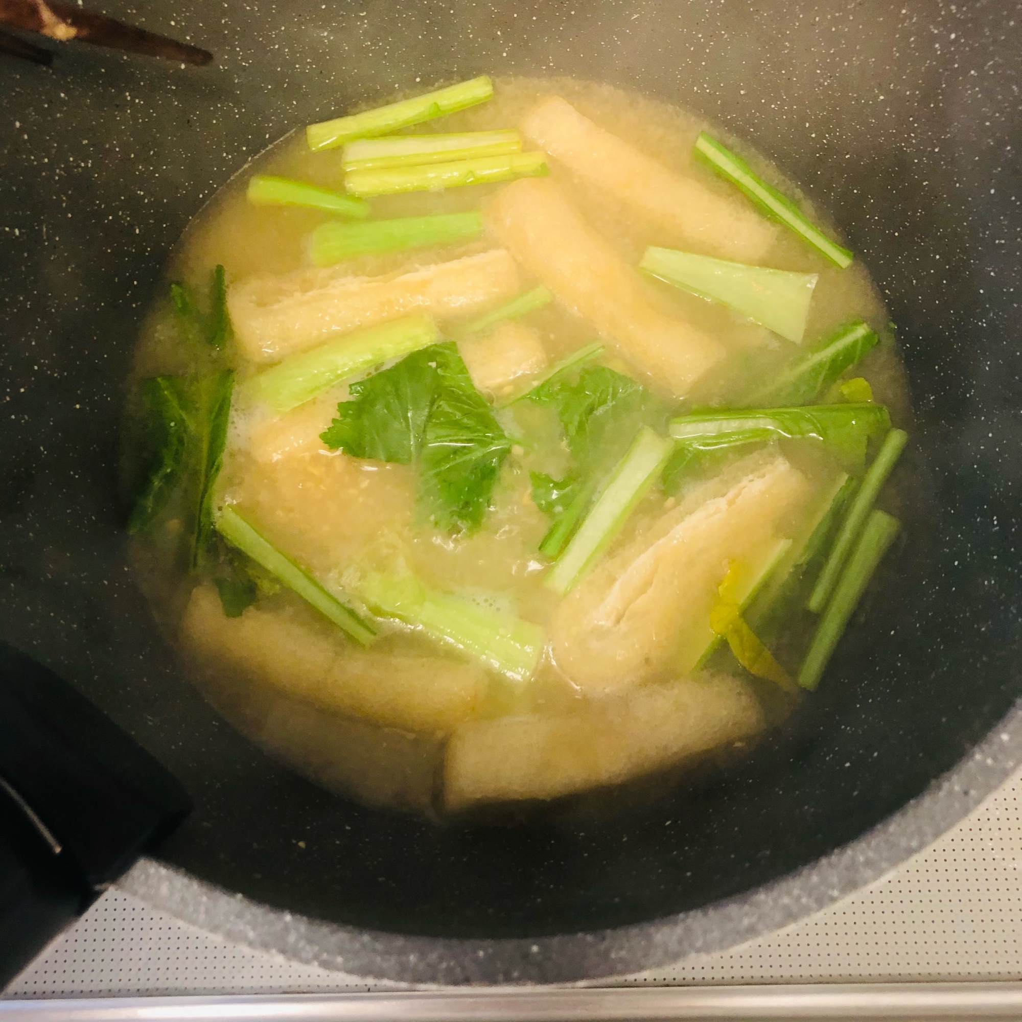 カブの葉と油揚げの味噌汁