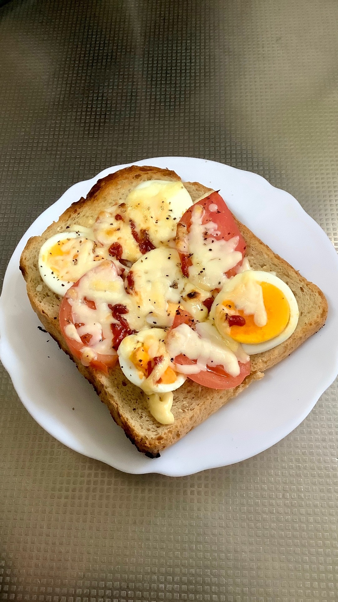 トマトとゆで卵のチーズトースト