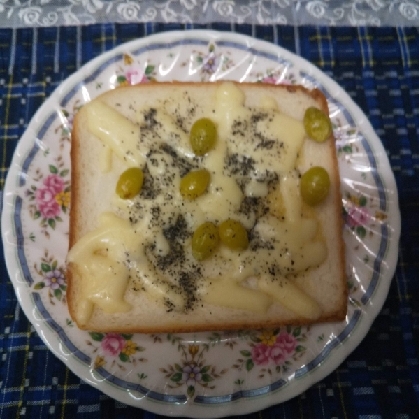 枝豆と黒ごまのチーズトースト