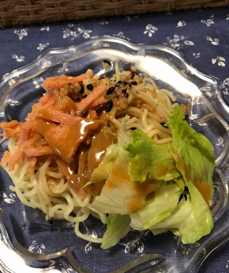 キヌア、レタス、明太子平天のサラダ麺