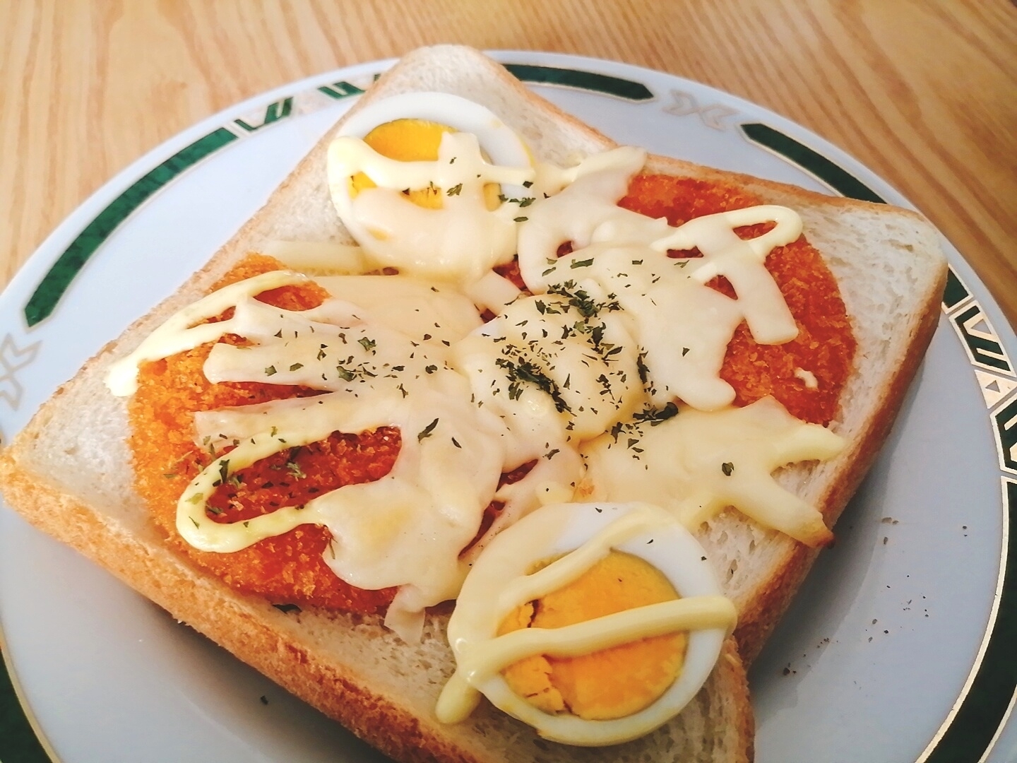 コロッケと茹で卵のマヨチーズトースト